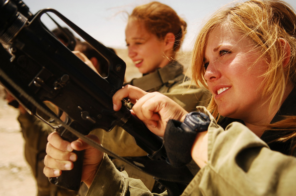 【画像】セクシ―すぎるイスラエル国防軍の女性兵士たち 美人多すぎワロタｗｗｗｗｗ