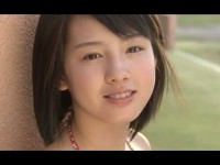 現役高校生アイドル“桜庭ななみ” 寄り気味のアングルで水着姿を観察！？