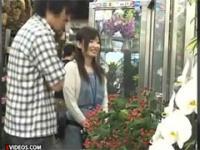 　【エロ動画】花屋で働く可愛い子をお客の近くで陵辱レイプ！